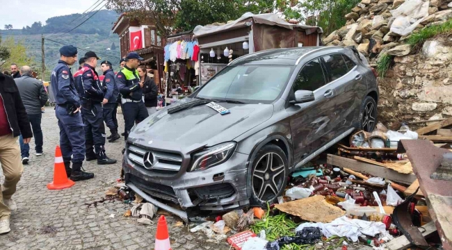 Otomobil tezgahın üzerine uçtu: 1 yaralı