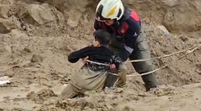 Torbalı'da çamura saplanan iki çocuğu itfaiye kurtardı