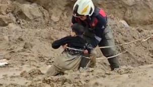 Torbalı'da çamura saplanan iki çocuğu itfaiye kurtardı