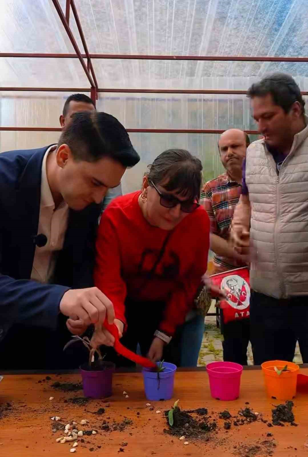 Ülkü Ocakları'ndan özel öğrencilerin okuluna 23 Nisan hediyesi sera