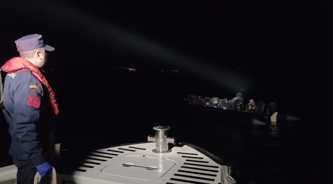 Foça Açıklarında Göçmen Botu Yarı Batık Halde Bulundu: 1 Çocuk Hayatını Kaybetti