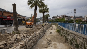 Yeni Foça'da tarihi dere yatağı güçlendiriliyor