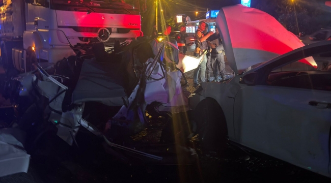 Aliağa'da Feci Kaza: Kırmızı Işıkta Bekleyen Otomobile Tır Çarptı, Yaralılar Var