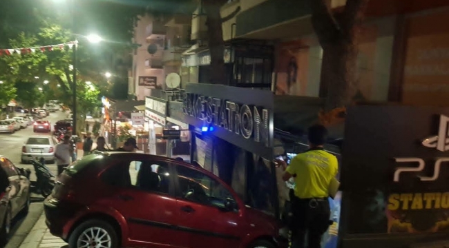 Aliağa'da otomobil oyun salonuna girdi: 1 Yaralı