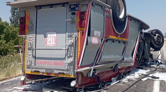 Bergama 'da Trafik Kazasına Giden İtfaiye Aracı Devrildi: 2 Yaralı