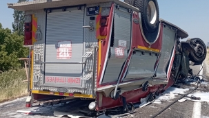 Bergama 'da Trafik Kazasına Giden İtfaiye Aracı Devrildi: 2 Yaralı