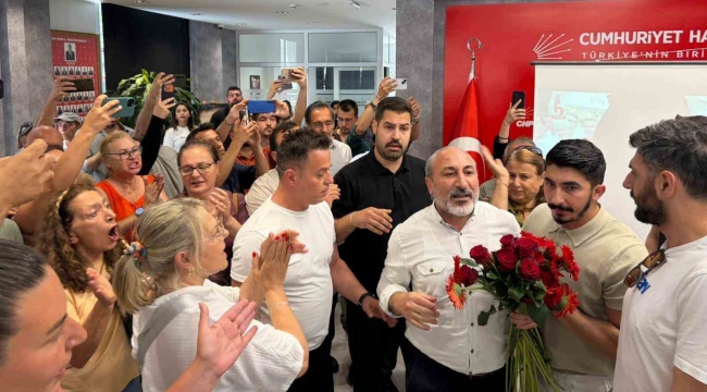CHP İzmir İl Başkanlığı'nda 'Karanfil' gerginliği