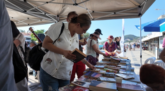 Foça Kitap Şenliğinde 2 Bin 600 Kitap Ücretsiz Dağıtıldı