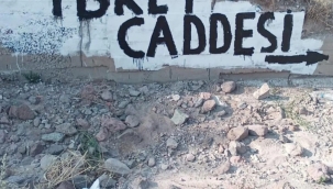 İzmir'de bozuk yol isyan ettirdi, vatandaş çileyi duvarlara yazdı