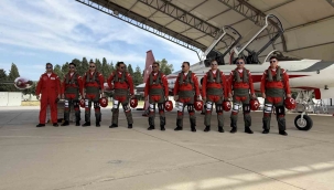 Türk Yıldızları ve SOLOTÜRK'ten İzmir semalarında nefes kesen prova