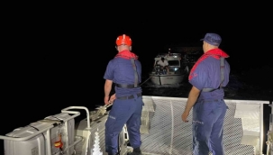 Çeşme'de sürüklenen teknedeki 3 kişi Sahil Güvenlik ekiplerince kurtarıldı