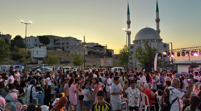 İzmir Büyükşehir Belediyesi Mahalle Şenlikleri Örnekkent'te Coşkuyla Gerçekleşti