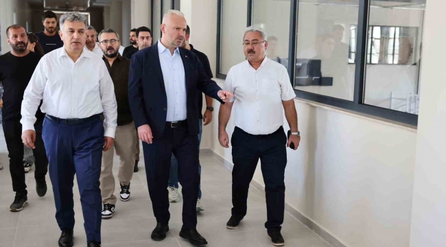 Menemen'de yapımı süren yeni gençlik merkezinde inceleme